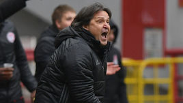 Суббота. Москва. Черкизово. "Амкар" - "Локомотив" - 2:1. Эмоции главного тренера пермяков Вадима ЕВСЕЕВА.