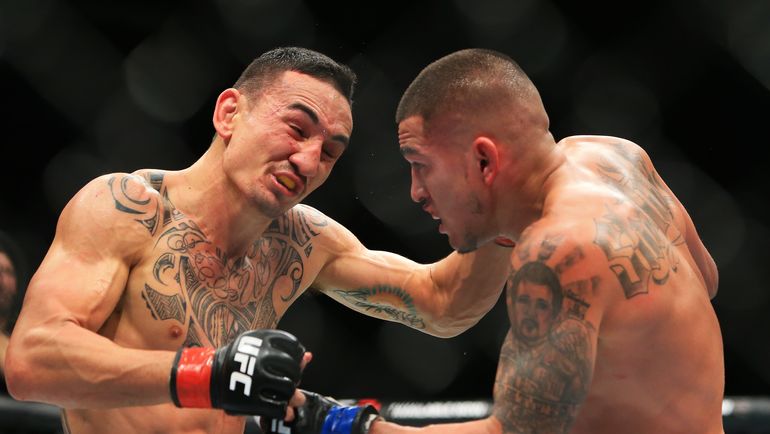 Макс ХОЛЛОУЭЙ (справа) против Энтони ПЕТТИСА. Фото AFP Макс ХОЛЛОУЭЙ (справа) против Энтони ПЕТТИСА. Фото AFP