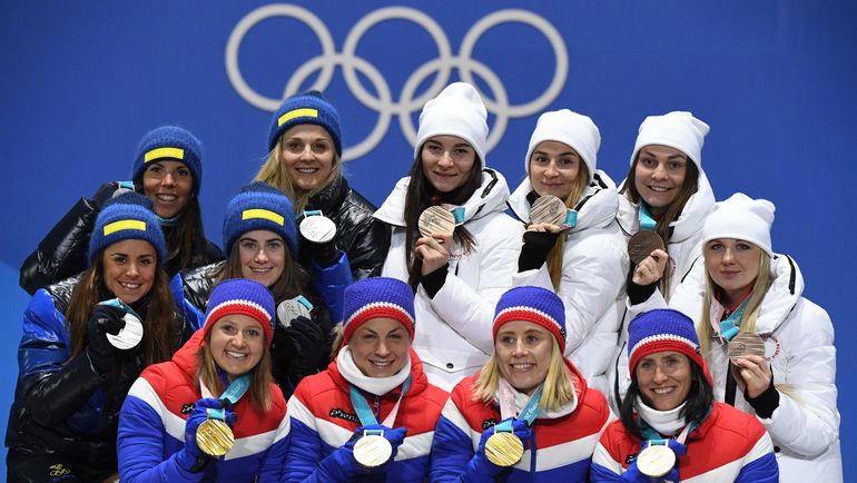 Победитель олимпийской эстафеты в Пхенчхане - сборная Норвегии во главе с Марит БЬОРГЕН (справа внизу), серебряный призер - сборная Швеции и бронзовый - сборная России. Фото AFP Победитель олимпийской эстафеты в Пхенчхане - сборная Норвегии во главе с Марит БЬОРГЕН (справа внизу), серебряный призер - сборная Швеции и бронзовый - сборная России. Фото AFP