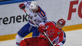 Понедельник. Москва. ЦСКА - СКА - 2:5. Кирилл КАПРИЗОВ (справа) и Илья КАБЛУКОВ.