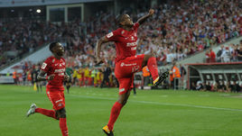 Приведет ли полузащитник "Спартака" ФЕРНАНДУ (справа) красно-белых к новому чемпионству?