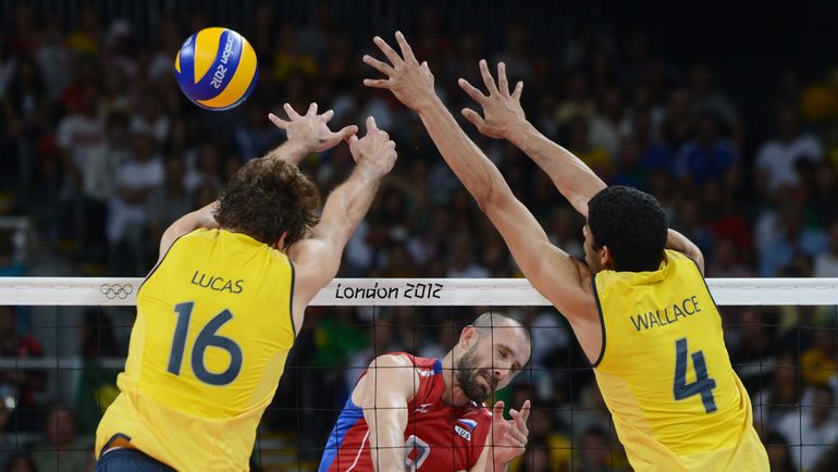 12 августа 2012 года. Лондон. Россия - Бразилия - 3:2. В атаке Сергей ТЕТЮХИН (в центре). Фото AFP 12 августа 2012 года. Лондон. Россия - Бразилия - 3:2. В атаке Сергей ТЕТЮХИН (в центре). Фото AFP