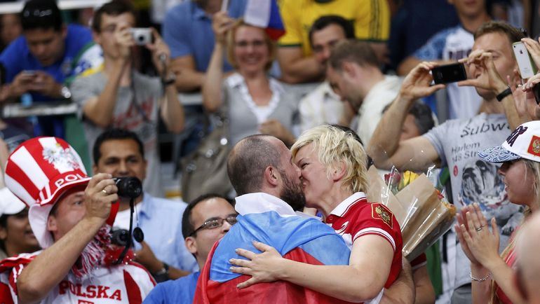 12 августа 2012 года. Лондон. Сергей ТЕТЮХИН с женой Натальей после золотого олимпийского финала. Фото REUTERS 12 августа 2012 года. Лондон. Сергей ТЕТЮХИН с женой Натальей после золотого олимпийского финала. Фото REUTERS