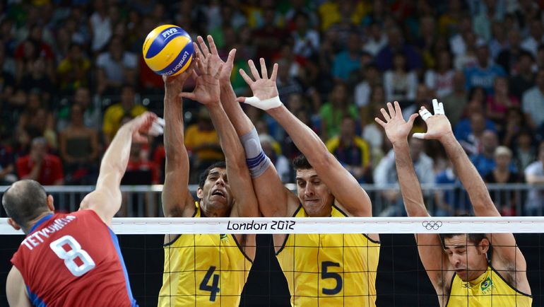 12 августа 2012 года. Лондон. Россия - Бразилия - 3:2. В атаке Сергей ТЕТЮХИН. Фото AFP 12 августа 2012 года. Лондон. Россия - Бразилия - 3:2. В атаке Сергей ТЕТЮХИН. Фото AFP