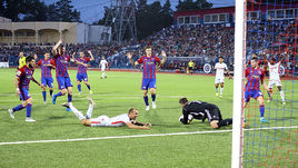 27 августа 2017 года. Хабаровск. "СКА-Хабаровск" – "Спартак" – 0:0. Полузащитник красно-белых Денис ГЛУШАКОВ атакует ворота Александра ДОВБНИ.