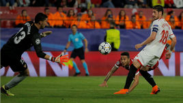 Вторник. Севилья. "Севилья" – "Бавария" – 1:2. Гол Тиагу АЛЬКАНТАРЫ (второй справа) принес мюнхенцам победу.