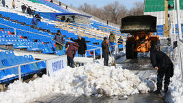 Вчера. Самара. Перед матчем "Крылья Советов" - "Спартак" стадион "Металлург" очищают от снега.
