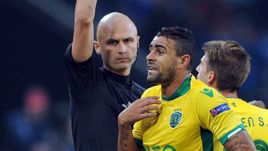 21 октября 2014 года. Гельзенкирхен. "Шальке" - "Спортинг" - 4:3. Сергей КАРАСЕВ удаляет МАУРИСИУ.