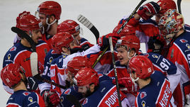 Среда. Москва. ЦСКА - СКА - 2:1. Хоккеисты московского клуба празднуют вторую победу в серии.