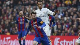 Криштиану РОНАЛДУ (на заднем плане) и Лионель МЕССИ.