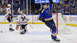 Сегодня. Сент-Луис. "Сент-Луис" - "Чикаго" - 3:4. Владимир ТАРАСЕНКО празднует заброшенную шайбу.