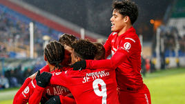 Вчера. Самара. "Крылья Советов" - "Спартак" - 1:3. Лоренсо МЕЛЬГАРЕХО (справа) празднует гол вместе с партнерами.