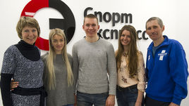 Вторник. Москва. Александр БОЛЬШУНОВ (в центре) со своей семьей в редакции "СЭ": мама Светлана, девушка Анна ЖЕРЕБЯТЬЕВА, сестра Анастасия и отец Александр (слева направо).