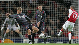 1 ноября 2006 года. Лондон. "Арсенал" - ЦСКА - 0:0. Игорь АКИНФЕЕВ, Василий БЕРЕЗУЦКИЙ и Сергей ИГНАШЕВИЧ против ЖИЛБЕРТУ СИЛВЫ: тройка армейцев должна выйти на поле и сегодня.