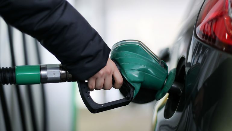 Бензин тоже был еще дешевым. Фото AFP Бензин тоже был еще дешевым. Фото AFP