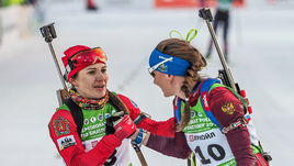 Четверг. Ханты-Мансийск. Маргарита ВАСИЛЬЕВА (слева) и Виктория СЛИВКО после финиша женского масс-старта на чемпионате России по биатлону.