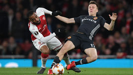 Вчера. Лондон. "Арсенал" - ЦСКА - 4:1. Александр ГОЛОВИН (справа) забил потрясающий гол со штрафного. Но этого было мало.