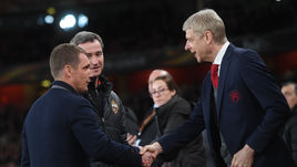 Четверг. Лондон. "Арсенал" - ЦСКА - 4:1. Виктор ГОНЧАРЕНКО (слева) и Арсен ВЕНГЕР.