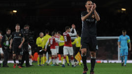 Вчера. Лондон. "Арсенал" - ЦСКА - 4:1. Сергей ИГНАШЕВИЧ (справа) не помог армейцам победить.