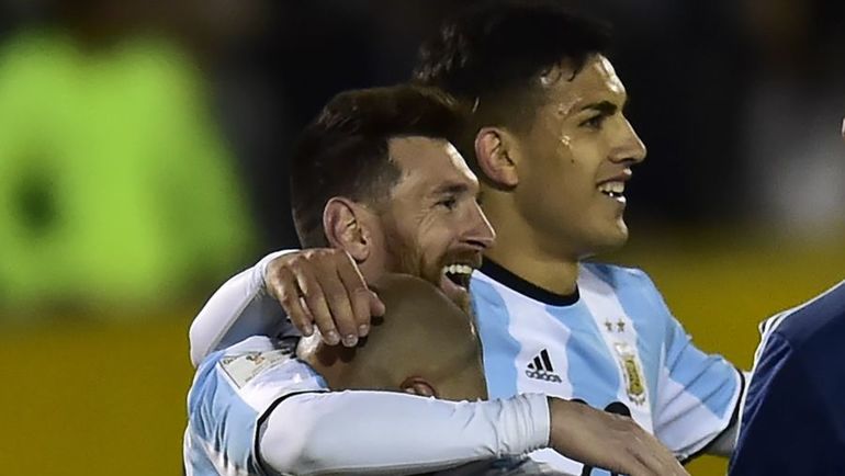 Хавьер МАСКЕРАНО, Лионель МЕССИ и Леандро ПАРЕДЕС. Фото AFP Хавьер МАСКЕРАНО, Лионель МЕССИ и Леандро ПАРЕДЕС. Фото AFP
