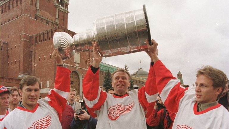 16 августа 1997 года. Вячеслав КОЗЛОВ, Вячеслав ФЕТИСОВ, Игорь ЛАРИОНОВ с кубком Стэнли на Красной площади. Фото Григорий ФИЛИППОВ 16 августа 1997 года. Вячеслав КОЗЛОВ, Вячеслав ФЕТИСОВ, Игорь ЛАРИОНОВ с кубком Стэнли на Красной площади. Фото Григорий ФИЛИППОВ