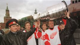 16 августа 1997 года. Игорь ЛАРИОНОВ, Вячеслав КОЗЛОВ и Вячеслав ФЕТИСОВ с кубком Стэнли в окружении сотрудников милиции на Красной площади.