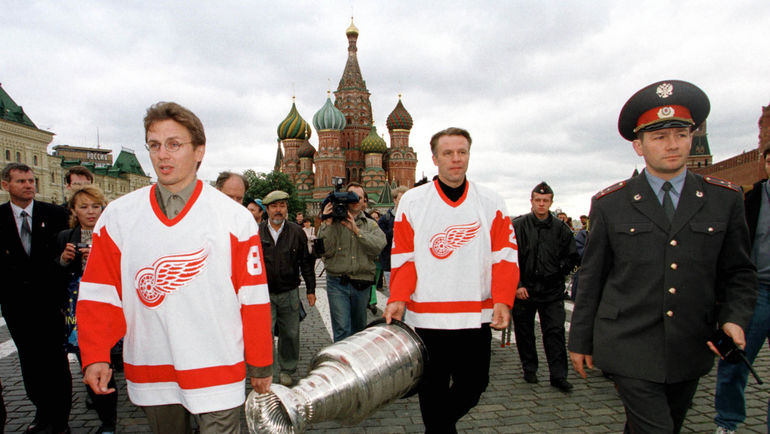 16 августа 1997 года. Игорь ЛАРИОНОВ и Вячеслав ФЕТИСОВ с кубком Стэнли на Красной площади. Фото REUTERS 16 августа 1997 года. Игорь ЛАРИОНОВ и Вячеслав ФЕТИСОВ с кубком Стэнли на Красной площади. Фото REUTERS