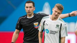 Суббота. Санкт-Петербург. "Зенит" - "Краснодар" - 1:2. Олег ШАТОВ (справа) и главный арбитр встречи Роман ГАЛИМОВ.