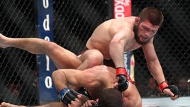 Вчера. Нью-Йорк. Хабиб НУРМАГОМЕДОВ (справа) стал первым российским чемпионом UFC.