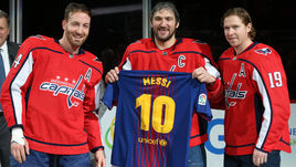 5 апреля. Вашингтон. Александр ОВЕЧКИН (в центре) с майкой форварда футбольной "Барселоны" Лионеля Месси на церемонии в свою честь после 1000-го матча в НХЛ. Слева - Брук ОРПИК, справа - Никлас БЭКСТРЕМ.