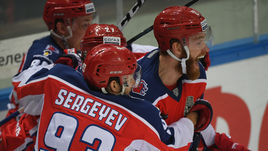 Воскресенье. Москва. ЦСКА - СКА - 3:2 ОТ. Михаила ГРИГОРЕНКО (справа) - автор победного дубля москвичей.