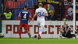 Понедельник. Москва. ЦСКА - "Динамо" - 1:2. Александр Ташаев забил два мяча в ворота Игоря АКИНФЕЕВА - красно-синие уступили бело-голубым.