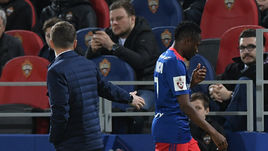 Понедельник. Москва. ЦСКА - "Динамо" - 2:1. Ахмед МУСА (справа) и Виктор ГОНЧАРЕНКО.