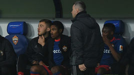 Понедельник. Москва. ЦСКА - "Динамо" - 1:2. ВИТИНЬЮ (второй справа) и Ахмед МУСА (крайний справа).