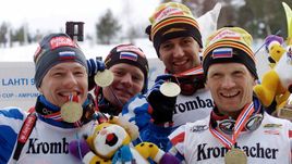 11 марта 2000 года. Лахти. Владимир ДРАЧЕВ (справа), Виктор МАЙГУРОВ (слева) с Павлом РОСТОВЦЕВЫМ (второй справа) и Сергеем РОЖКОВЫМ - чемпионы мира в эстафете.