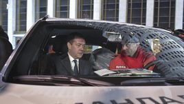 28 февраля. Москва. Илья КОВАЛЬЧУК (справа) и Дмитрий МЕДВЕДЕВ в олимпийском автомобиле чемпиона Игр-2018.