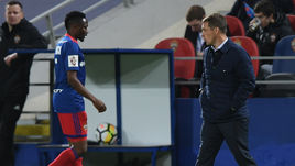 9 апреля. Москва. ЦСКА - "Динамо" - 2:1. Виктор ГОНЧАРЕНКО (справа) и Ахмед МУСА: после замены.