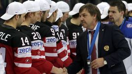 17 мая 2015 года. Прага. Канада - Россия - 6:1. Главный тренер сборной России Олег ЗНАРОК пожимает руку Коди ИКИНУ из сборной Канады после финала чемпионата мира.