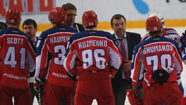 8 апреля. Москва. ЦСКА - СКА - 3:2 ОТ. Главный тренер петербуржцев Олег ЗНАРОК поздравляет московских армейцев с выходом в финал Кубка Гагарина.