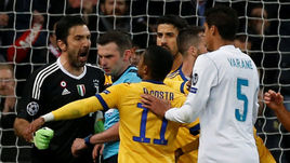 Среда. Мадрид. "Реал" - "Ювентус" - 1:3. Джанлуиджи БУФФОН спорит с арбитром.