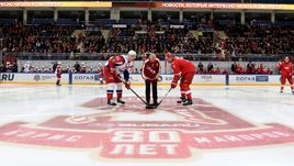 27 февраля. Москва. "Спартак" поздравил Бориса МАЙОРОВА (в центре) новеньким Subaru.