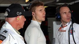 Сергей СИРОТКИН (в центре) начал сезон хуже некуда, но "Уильямс" поддерживает его.