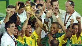 30 июня 2002 года. Йокогама. Бразилия - Германия - 2:0. Бразильцы празднуют победу на чемпионате мира.