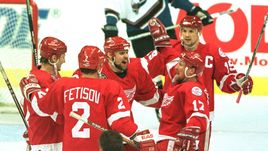 1998 год. Стив АЙЗЕРМАН (справа) с партнерами по "Детройту" Сергеем ФЕДОРОВЫМ, Вячеславом ФЕТИСОВЫМ, Томасом ХОЛСТРЕМОМ и Дугом БРАУНОМ (слева направо).