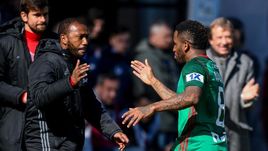 Суббота. Химки. "Динамо" - "Локомотив" - 0:4. Джефферсон ФАРФАН (справа) принимает поздравления с голом от Мануэла ФЕРНАНДЕША, который не принимал участия в игре.