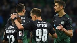 Сегодня. Краснодар. "Краснодар" - "Арсенал" - 3:0. Игроки хозяев празднуют забитый гол.