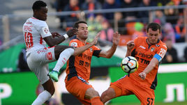 Сегодня. Екатеринбург. "Урал" - "Спартак" - 2:1. Красно-белые не стали подавать протест на результат матча.