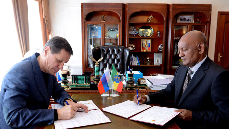 Александр ЖУКОВ (слева) и президент НОК Эфиопии Ашебир ГАЙО во время подписания меморандума о сотрудничестве. Фото ОКР Александр ЖУКОВ (слева) и президент НОК Эфиопии Ашебир ГАЙО во время подписания меморандума о сотрудничестве. Фото ОКР