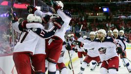 Вчера. Вашингтон. "Вашингтон" - "Коламбус" - 4:5 ОТ. Игроки "Блю Джэкетс" празднуют победу.