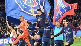 Воскресенье. Париж. "ПСЖ" - "Монако" - 7:1. Игроки "Пари Сен-Жермен" празднуют победу в чемпионате Франции."